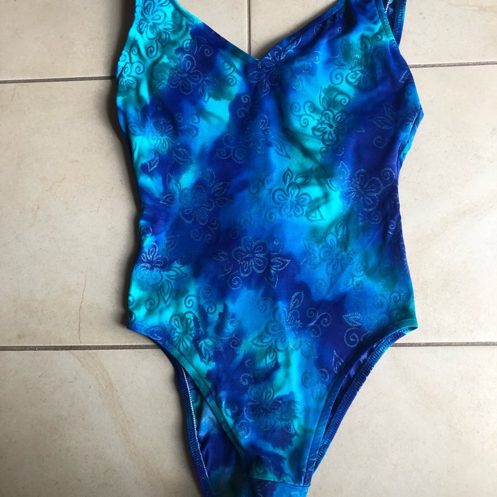 One piece bathing suit. Very good condition. Size 10